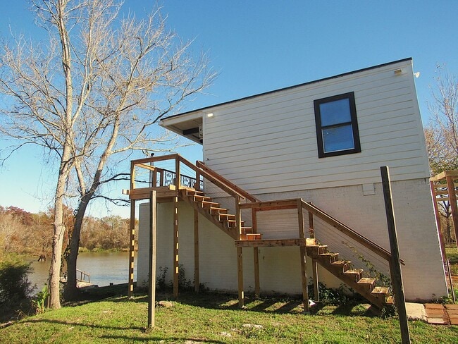 Building Photo - Fully Furnished Humble Duplex on the Water