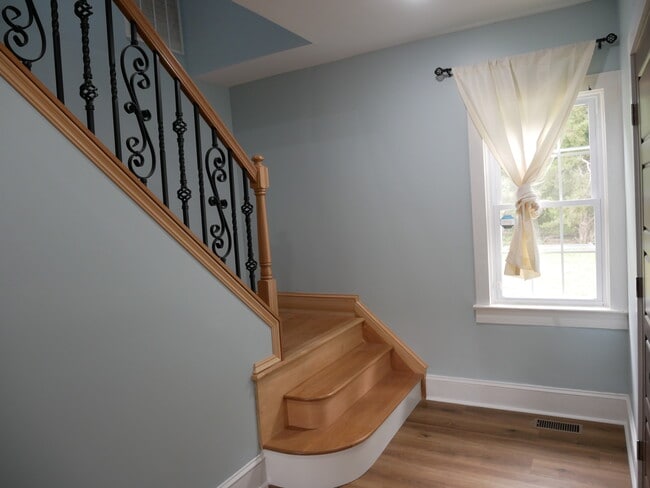 Building Photo - 208 Vineyard Rd