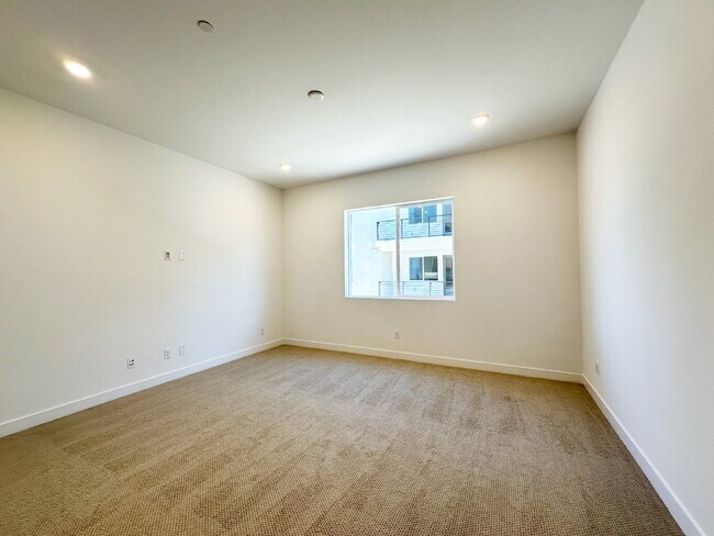 Building Photo - "Chic 1-Bedroom Retreat with Spacious Living in Valencia – 915 Sq Ft of Comfort!"