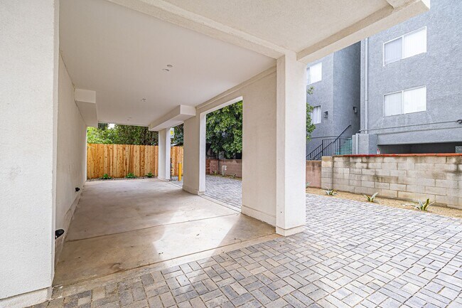 Building Photo - Live Large in NoHo: 5 Bed, 4 Bath + Roofto...