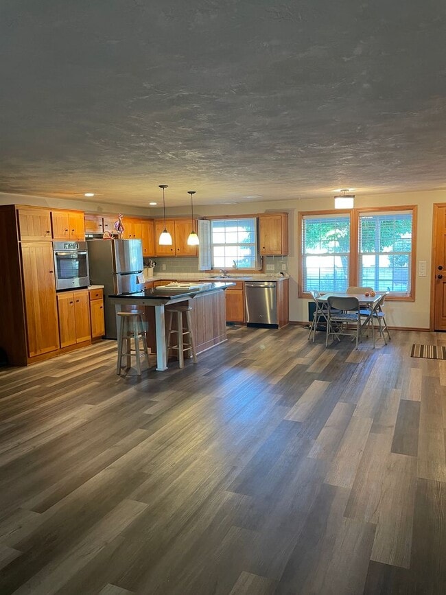 Building Photo - Beautifully updated 2 bedroom 2 bath house!