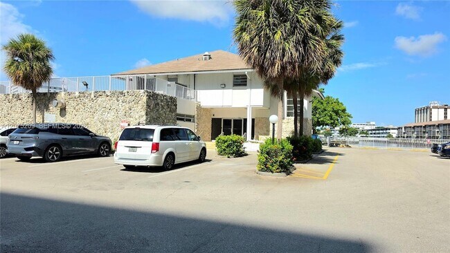 Building Photo - 1849 S Ocean Dr