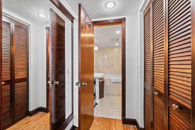 Building Photo - 2400 Deer Creek Country Club Blvd
