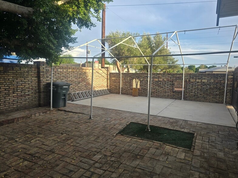 carport_view2 - 2202 W 3rd St