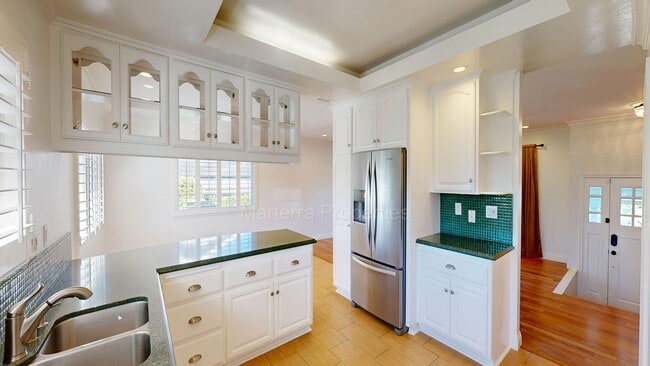 Building Photo - Large Spacious Home with a Pool!