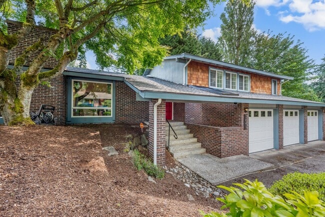 Building Photo - Charming 5-Bedroom Tri-Level Retreat in La...
