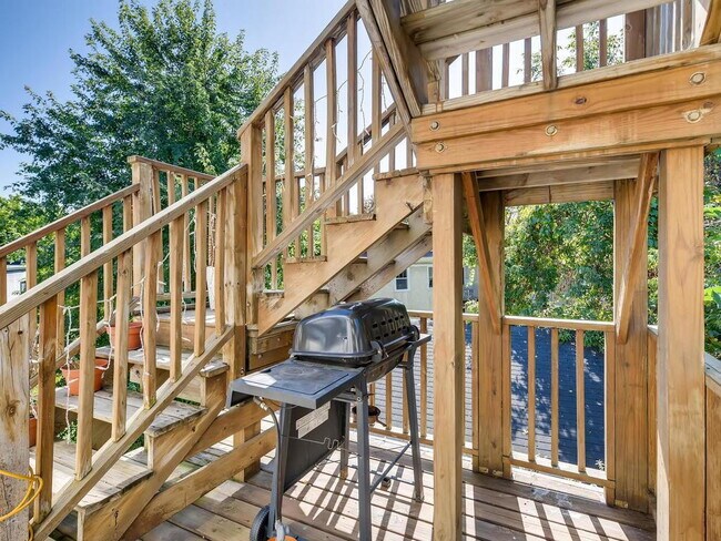 Building Photo - Rare Find: 2BR With Private Rooftop Deck, Bryn Mawr