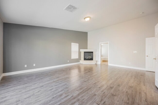 Building Photo - Gorgeous 1 Story Home in Gated Community