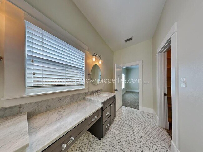 Building Photo - 5536 Tremont St