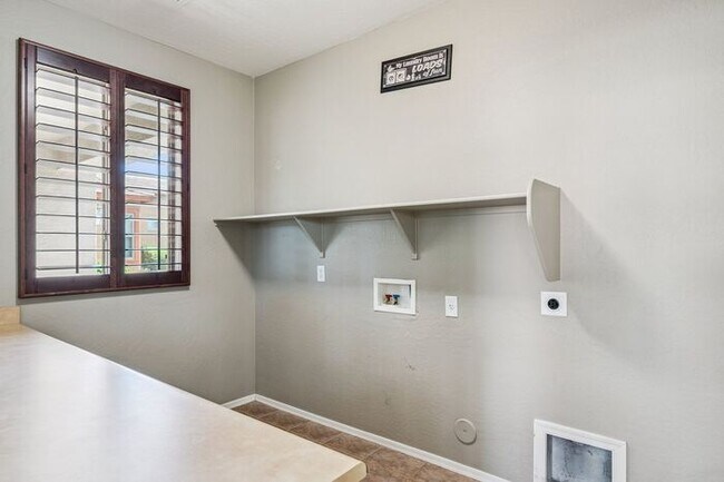 Building Photo - Beautiful 4 bedroom three bath home!