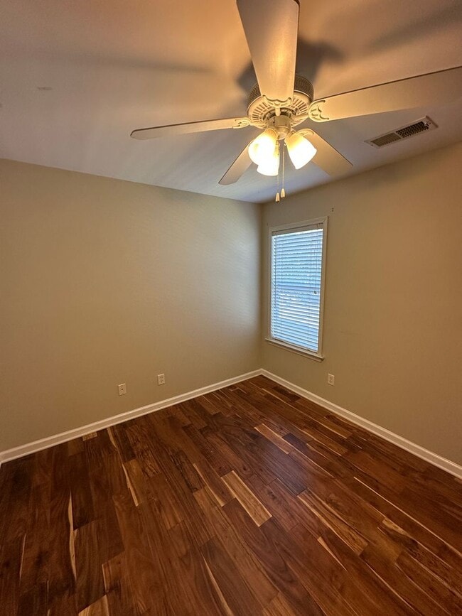 Building Photo - Beautiful 3br/2.5ba home in Harbor Town! Balcony off Primary Bedroom! Pets are owners approval, f...
