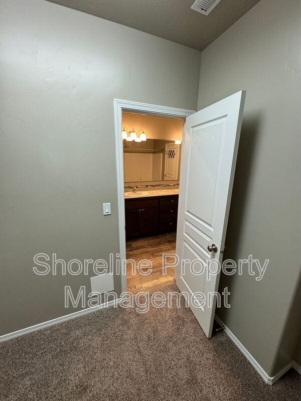 Building Photo - 511 Diamond Lake St