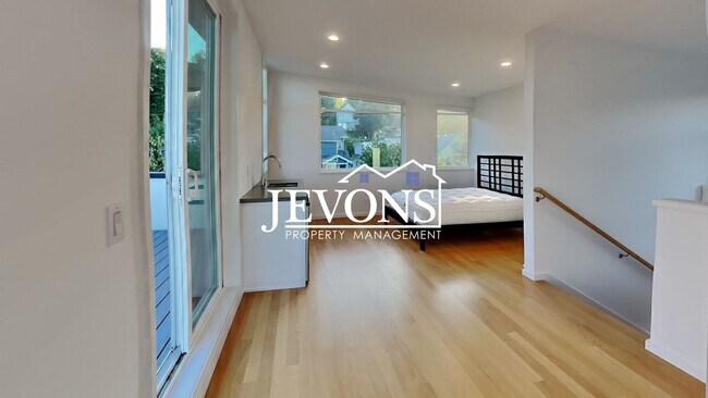 Building Photo - 5BR/4.5BA House in Seattle -- Available Now!