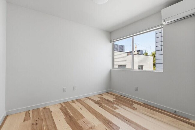 Building Photo - Fresh, Air-Conditioned Standalone Townhome in Coveted Lincoln Park