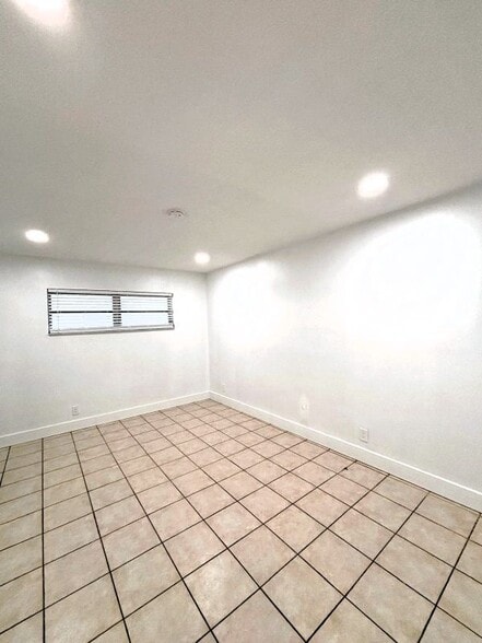 Building Photo - 1117 NE 10th St