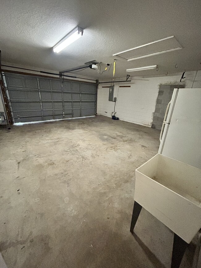 Building Photo - 16 Greenvale Dr