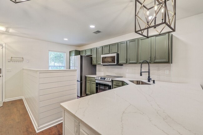 Building Photo - Charming 3-Bedroom Townhome in Summer Wood...