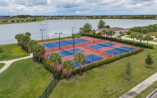 Building Photo - 374 Spg Hl Lk Lp