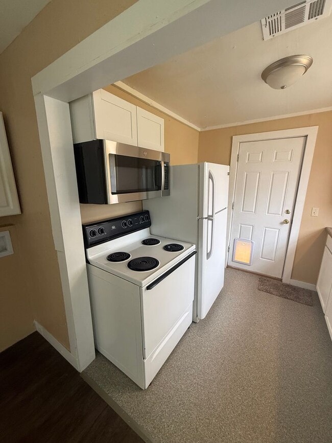 Building Photo - Sweet, Stylish and functional 1 bedroom cottage in Norman, all new inside and squeaky clean!  Rea...