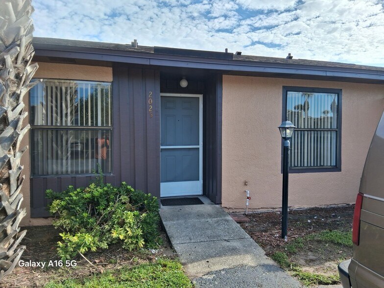 Building Photo - 2025 Caribbean Dr S