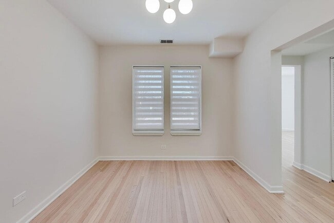 Building Photo - 1 W Oak Ave