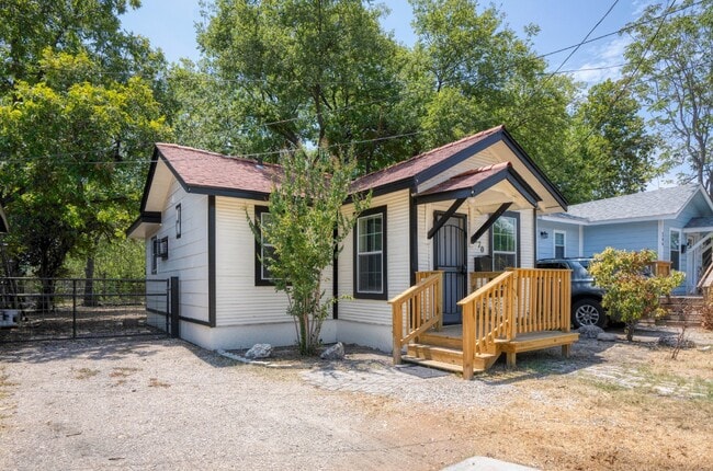Primary Photo - 270 Oelkers St