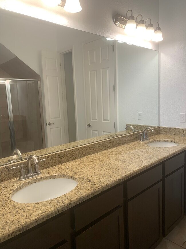 Building Photo - 2812 Plymouth PIace