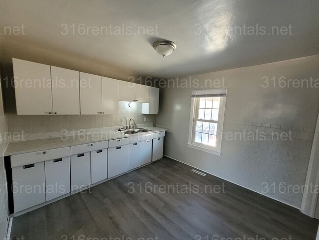 Building Photo - $875 - 2 bed 1 bath - Single Family Home