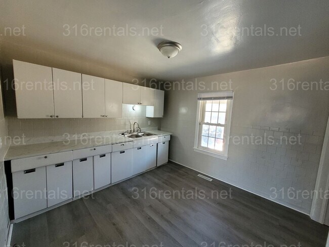 Building Photo - $895 - 2 bed 1 bath - Single Family Home