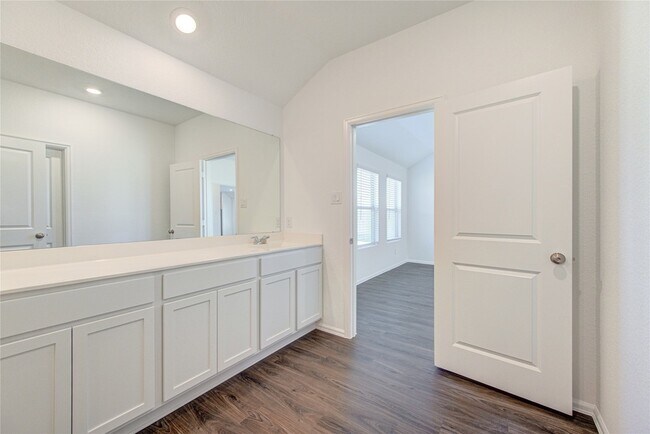 Building Photo - 5023 Lavaridge Dr