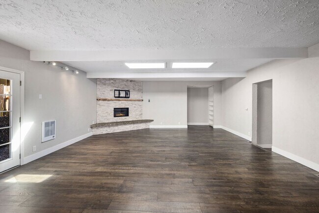 Building Photo - 1220 25th St SE