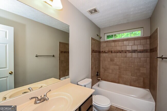 Building Photo - 213 Oak Grove Way