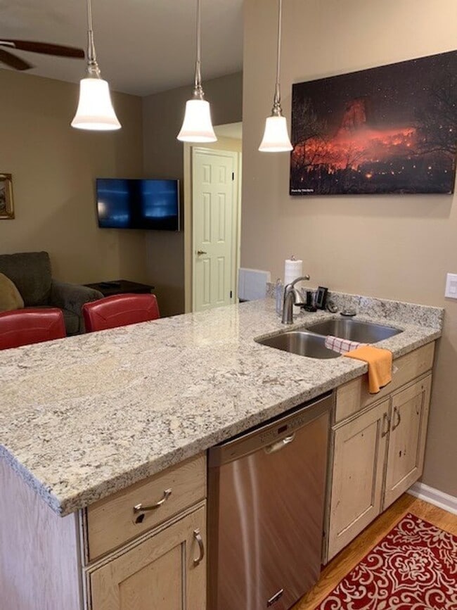 Building Photo - One bedroom condo/ Scottsdale
