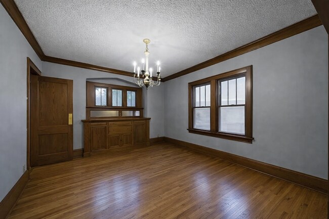 Building Photo - 6 Bedroom House Available Near Concordia University!