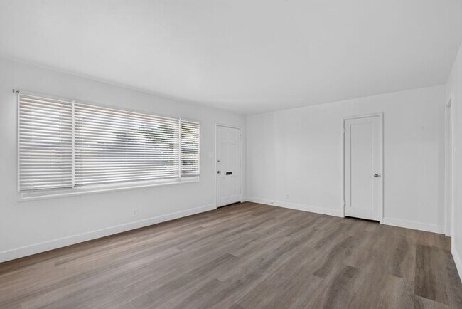 Building Photo - 2,900 /Month Beautiful 2 Bed, 1 Bath Single Story, with Garage Centrally Located in Petaluma!