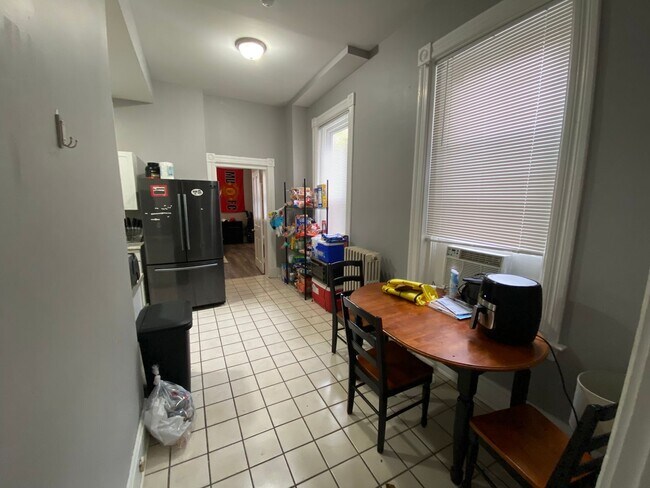 Building Photo - 7 bedroom/ 3bath Mins. from UC + Med Campu...