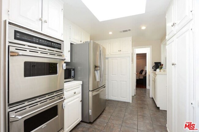 Building Photo - 10864 Wellworth Ave