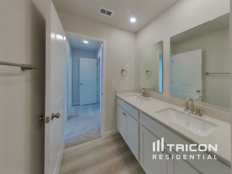 Building Photo - 14934 Macadamia Ln