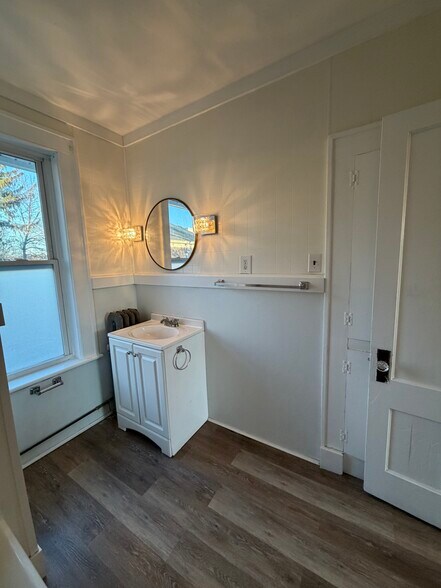 Bathroom Photo 2 - 31 Weller Ave