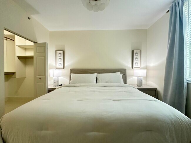 Building Photo - 630 S Sapodilla Ave