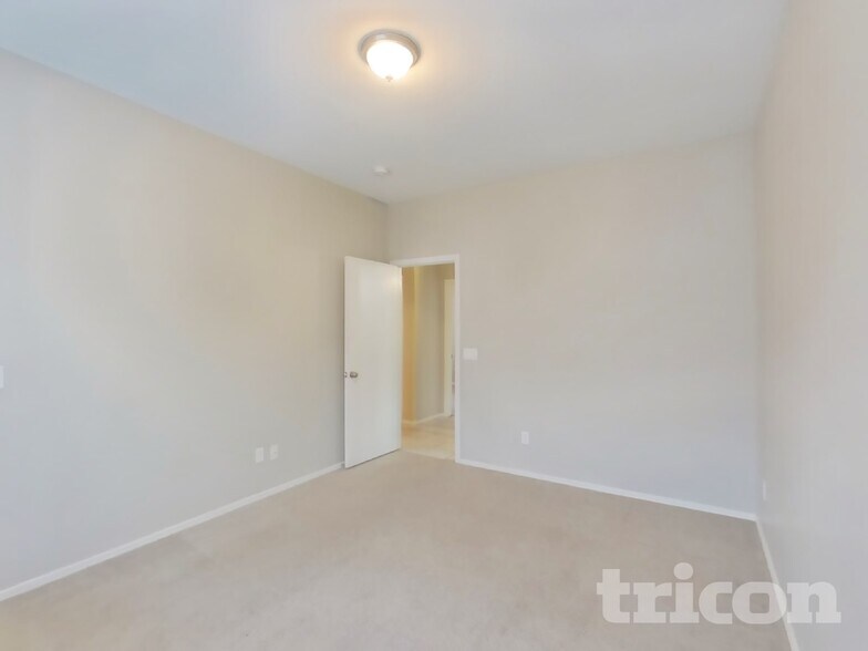 Building Photo - 442 E Cheyenne Rd