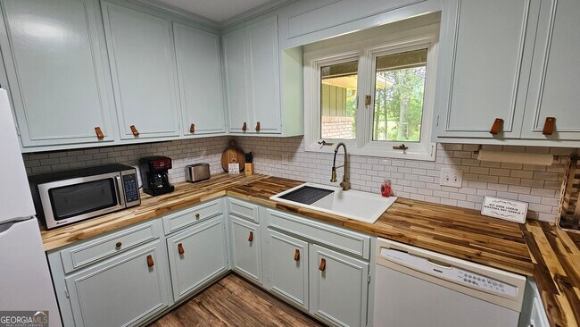 Building Photo - 810 Joy Dr