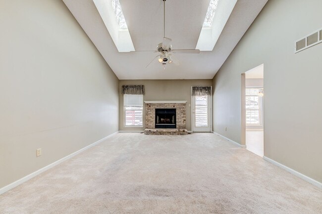 Building Photo - SPACIOUS 3 BEDROOM 2 BATH W/2 CAR GARAGE