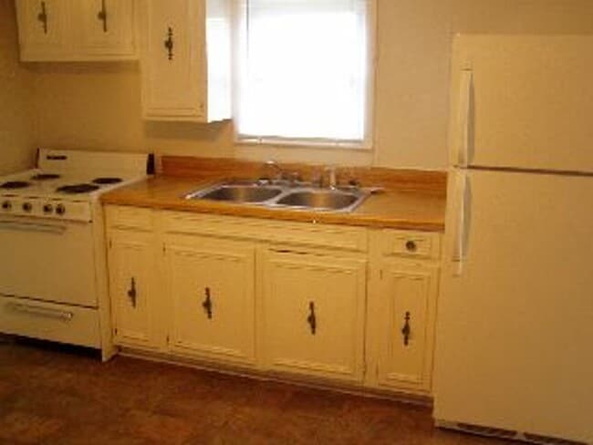 Building Photo - 2 Story House Under $800