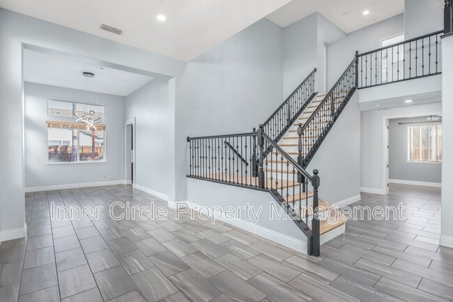 Building Photo - 812 Shasta Daisy Dr