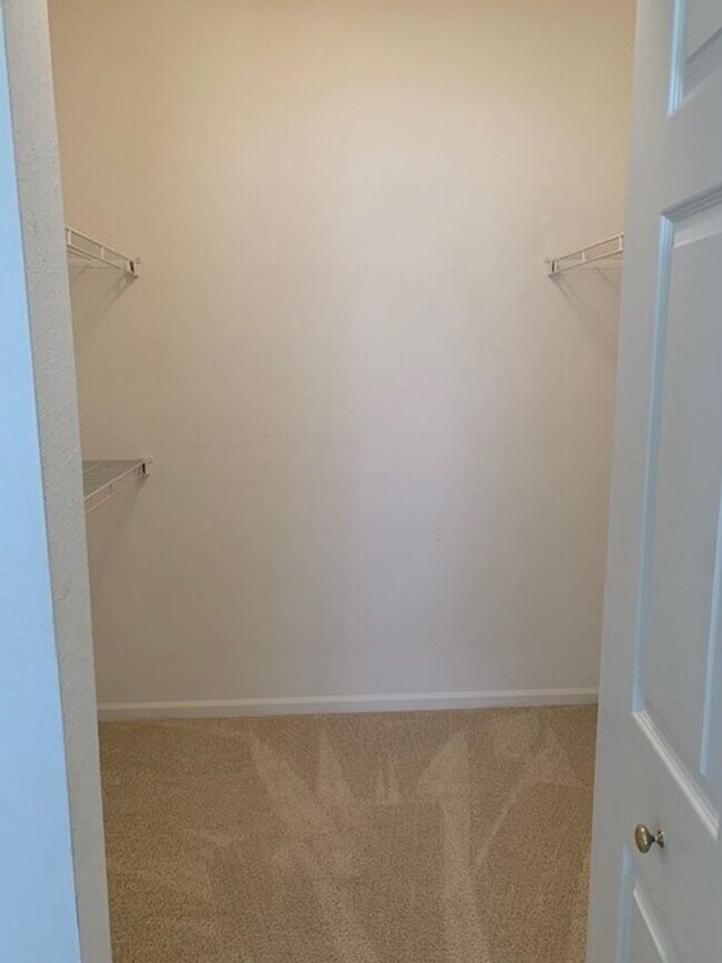 Building Photo - 2/2, 2nd floor unit in gated, Sanford community