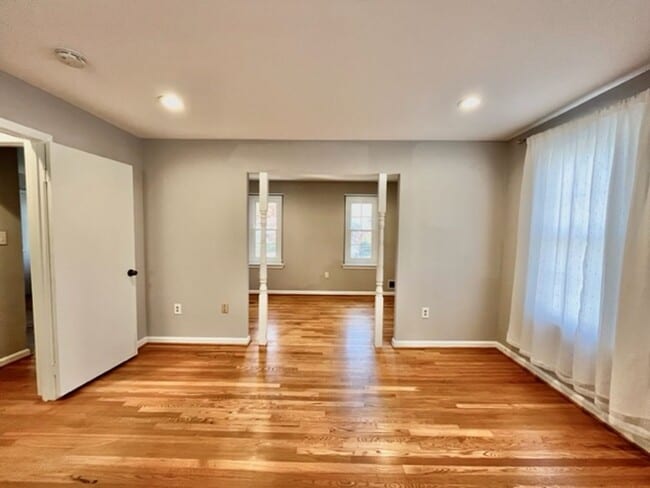 Building Photo - Beautiful and updated 4 BR 2.5 BA with gar...