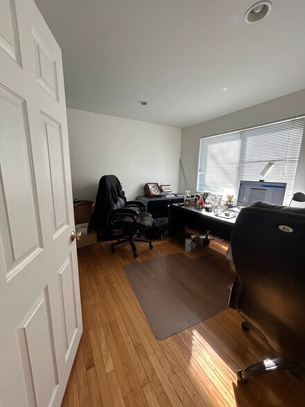 Building Photo - 22 Broadlawn Park