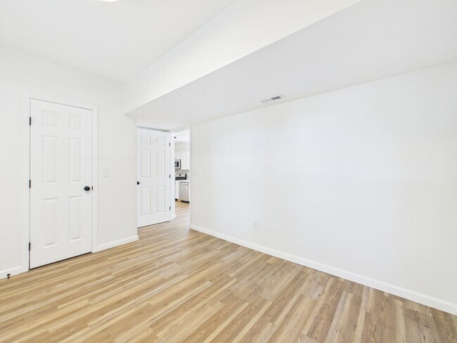 Building Photo - 633 S Fuller Ave