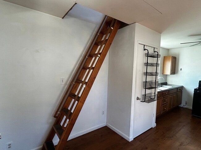 Building Photo - **Price Reduction** Spacious Studio w/ Large Upstairs Loft